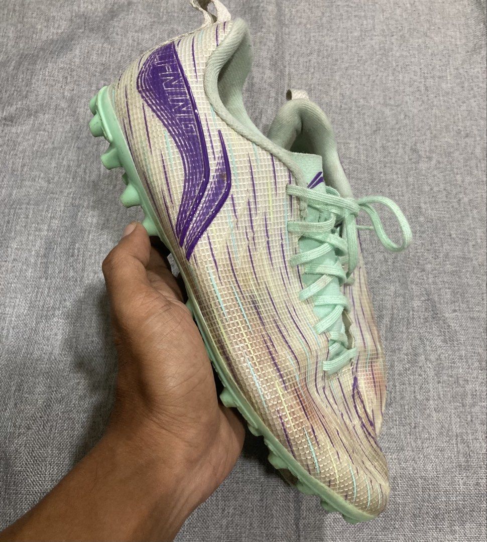 Li-ning football clits (Category: Activewear) located in Zamboanga. Submitted by deensthrifting (Listing ID 1457908359, Image 3). Description: Li-ning football Clits Size 38, 6US Very good condition Sign of usage No sole separation Need clean/wash -850+shipping fee.