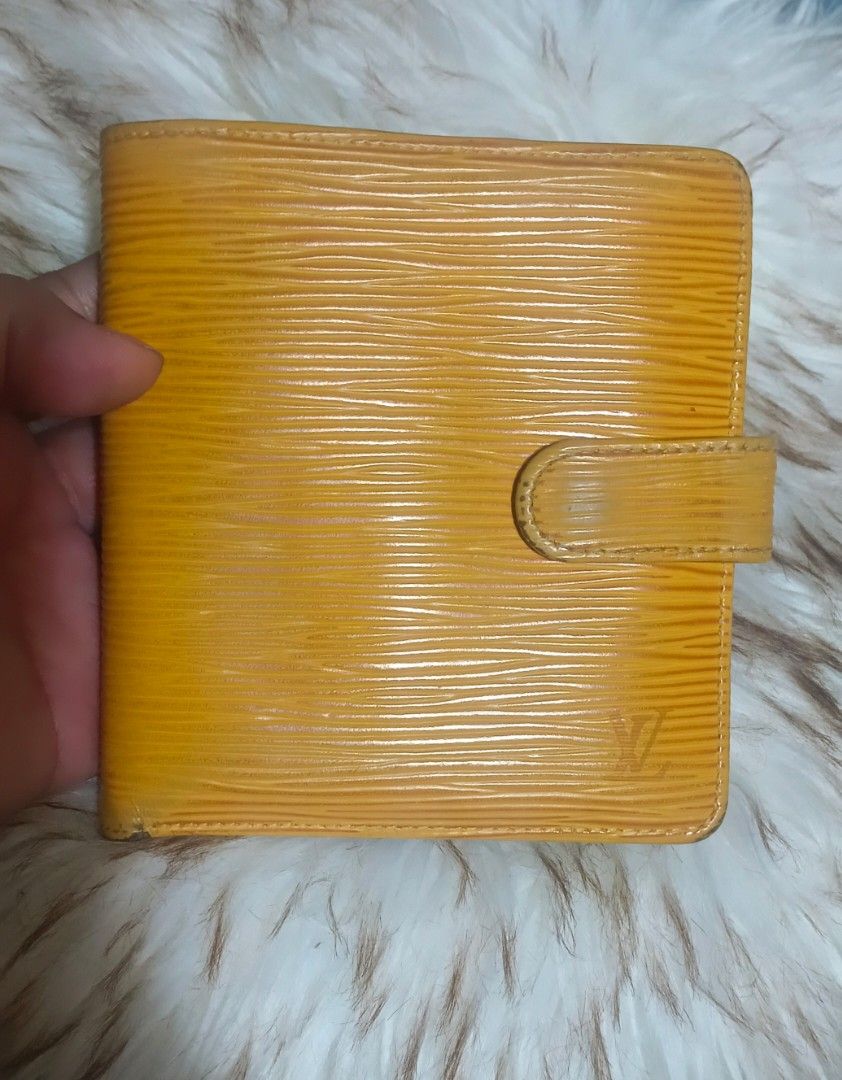 Louis Vuitton Epi Leather Bifold Wallet Yellow (Category: Luxury Bags & Wallets) located in Legazpi City. Submitted by georgepineda791 (Listing ID 1458080516, Image 1). Description: Preloved Louis Vuitton Epi Leather Compact Wallet A classic Louis Vuitton Viennois compact wallet crafted in iconic yellow Epi leather, featuring a contrasting purple interior and a practical, compact design. 📌Gold-tone hardware 📌Leather lining and pockets 📌Multipl