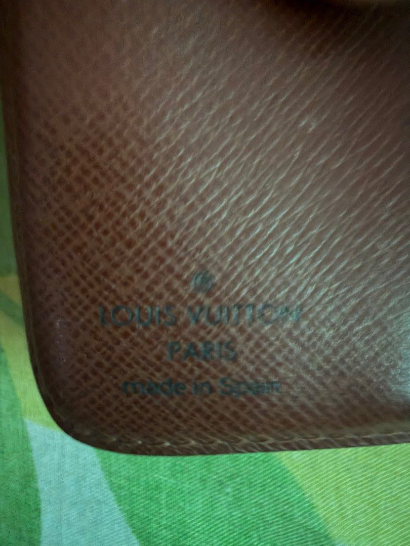 Louis Vuitton Monogram Canvas Bifold Wallet (Category: Luxury Bags & Wallets) located in Marikina City. Submitted by sfqctynxsg (Listing ID 1457946408, Image 3). Description: Issue: di na masyado tight ang snap button.