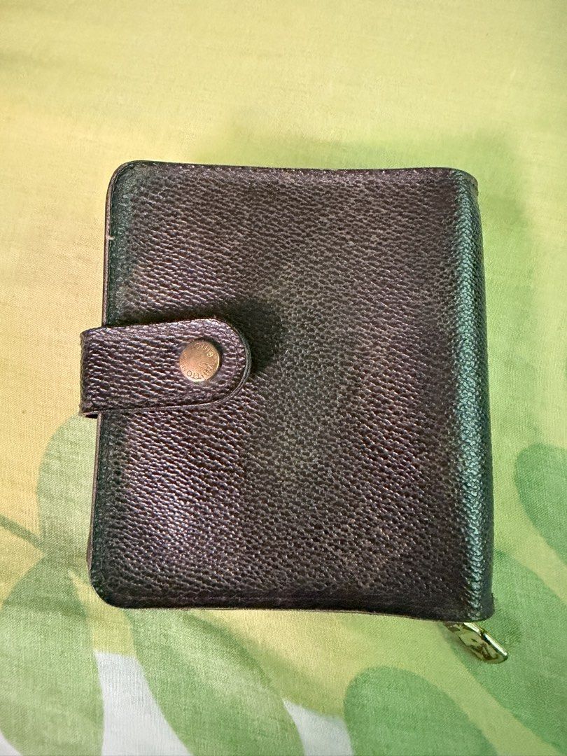 Louis Vuitton Monogram Canvas Bifold Wallet (Category: Luxury Bags & Wallets) located in Marikina City. Submitted by sfqctynxsg (Listing ID 1457946408, Image 1). Description: Issue: di na masyado tight ang snap button.