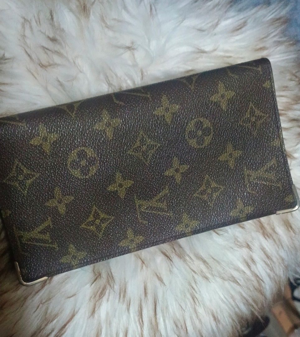 Louis Vuitton Monogram Canvas Long Wallet (Category: Luxury Bags & Wallets) located in Legazpi City. Submitted by georgepineda791 (Listing ID 1458081996, Image 1). Description: Preloved Louis Vuitton Long Wallet A classic and timeless Louis Vuitton long wallet featuring the iconic Monogram canvas design. It offers ample space for organizing cards, cash, and a checkbook, making it both practical and elegant. The wallet also features metal hardware