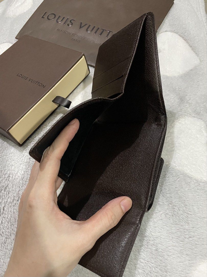 Louis Vuitton wallet (Category: Luxury Bags & Wallets) located in Muntinlupa City. Submitted by sue_zee18 (Listing ID 1458015022, Image 3). Description: -Authentic -This is well-preserved timeless beauty. -Includes box and paper bag. .