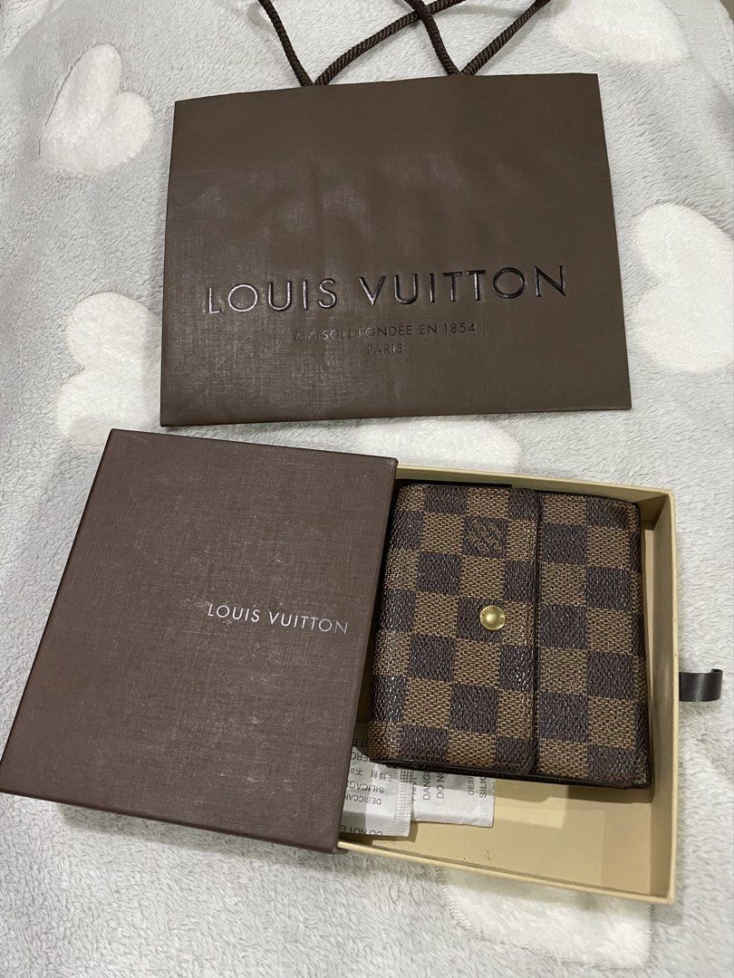 Louis Vuitton wallet (Category: Luxury Bags & Wallets) located in Muntinlupa City. Submitted by sue_zee18 (Listing ID 1458015022, Image 1). Description: -Authentic -This is well-preserved timeless beauty. -Includes box and paper bag. .