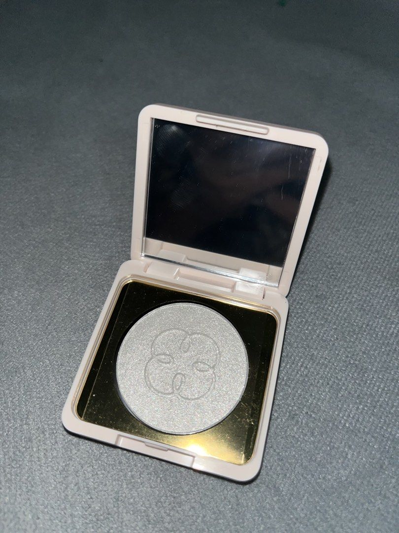 Lucky Beauty Highlighter Powder (Category: Makeup) located in Cabanatuan. Submitted by winx_closeth (Listing ID 1458023611, Image 1). Description: Only swatched Reason for selling: can’t use often due to my work Orig price: 499.