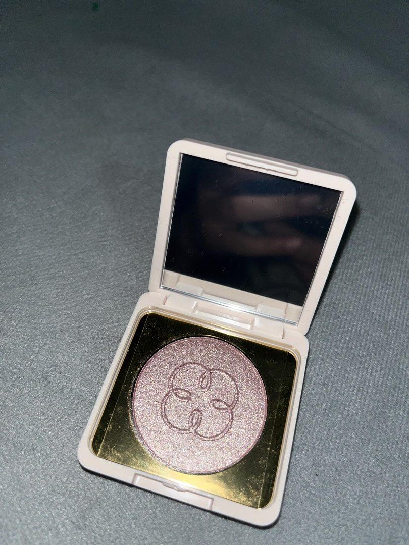 Lucky Beauty Highlighter Powder (Category: Makeup) located in Cabanatuan. Submitted by winx_closeth (Listing ID 1458024802, Image 1). Description: Orig price: 499 Only swatched Reason for selling: didn’t get to use often due to work.