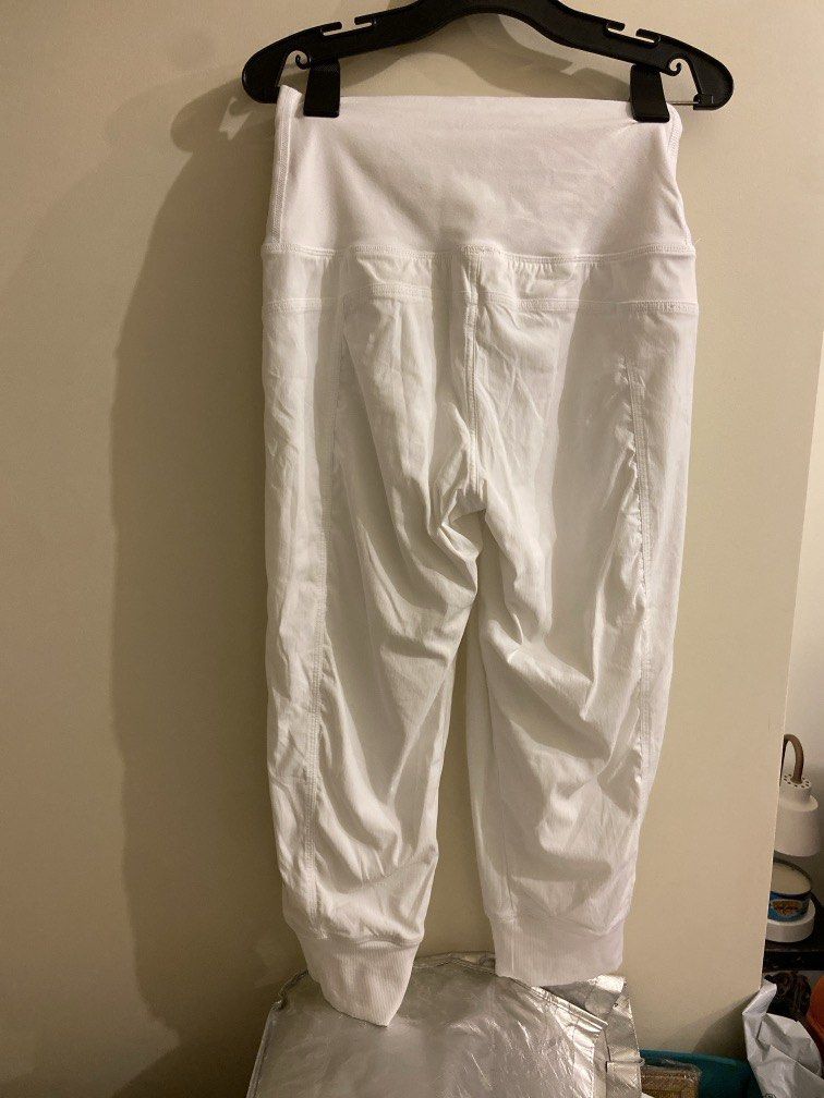 Lululemon high rise white lined cropped pants (Category: Activewear) located in Pasig City. Submitted by sandace (Listing ID 1458032622, Image 3). Description: Authentic There are a few snags and presence of lint Features 2 side pockets .
