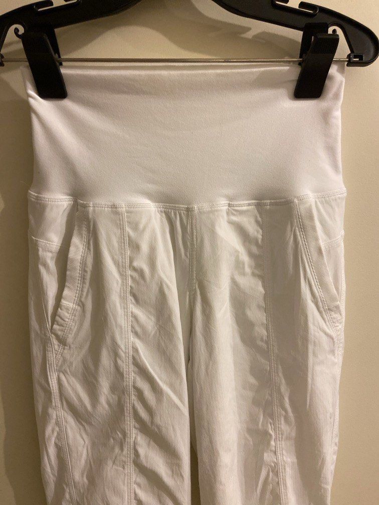 Lululemon high rise white lined cropped pants (Category: Activewear) located in Pasig City. Submitted by sandace (Listing ID 1458032622, Image 2). Description: Authentic There are a few snags and presence of lint Features 2 side pockets .