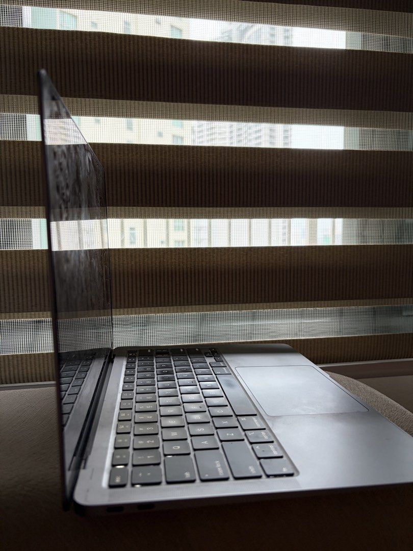 MacBook Air 13-Inch 2020 256GB Silver (Category: Laptops & Notebooks) located in Muntinlupa City. Submitted by secondhandlove12345 (Listing ID 1458049546, Image 2). Description: MacBook Air 13 inch Intel core i3 8GB Ram Touch ID Intel, not M1 Retina Display 256GB storage Negotiable Pick up by buyer.