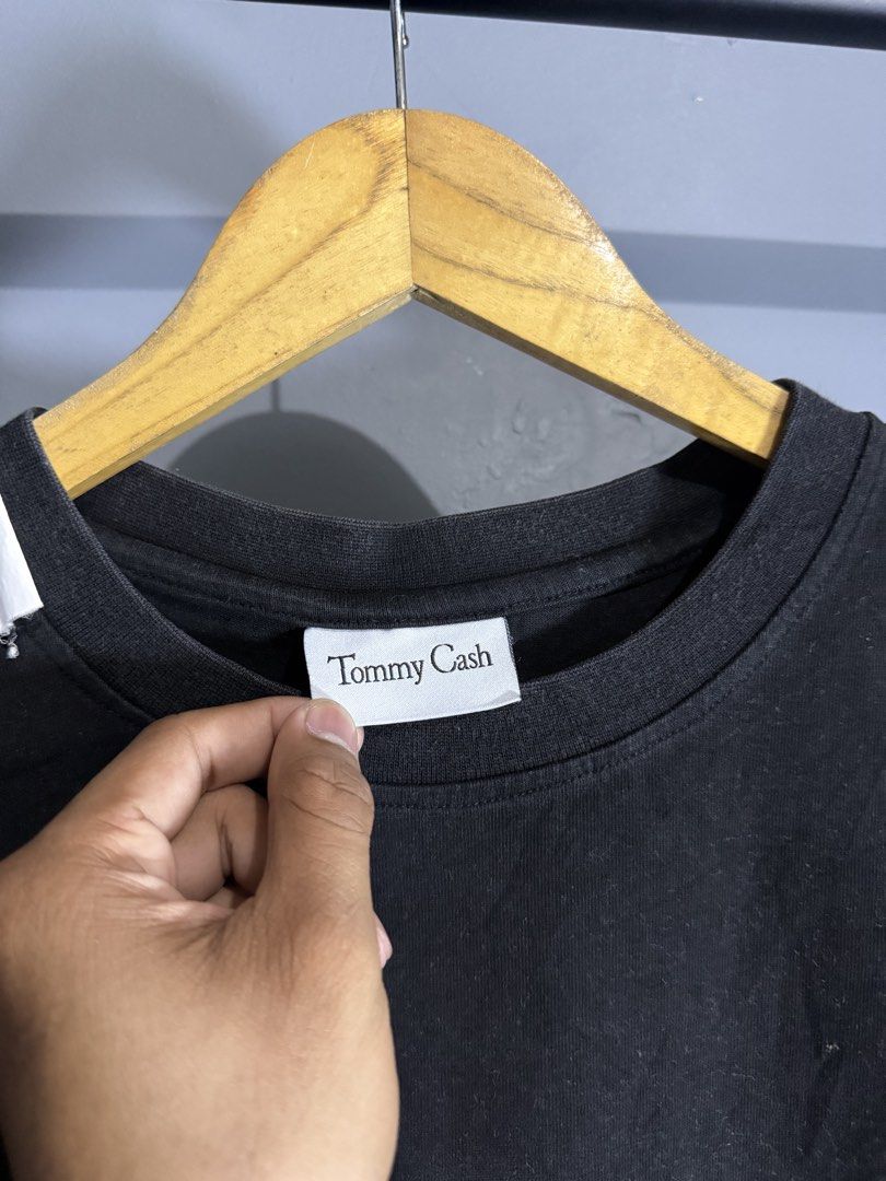 Maison margiela x tommy cash (Category: Activewear) located in Batangas. Submitted by robertlopezigaya (Listing ID 1457918889, Image 2). Description: Maison margiela x tommy cash Size L on tag Dimes 23x28 Color rate 9/10 Condition 9/10 Minor issue sa neck puti puti konti pero goods padin.