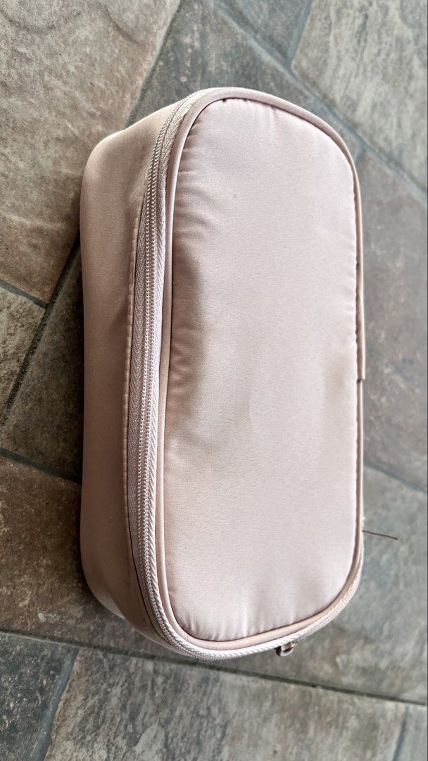 Make-up & Brushes Pouch/Organizer (Category: Purses & Pouches) located in Baguio. Submitted by pinkynj (Listing ID 1457985789, Image 2). Description: unused & natatambak only (may need some cleaning since natambak po sa storage) still new!!!.