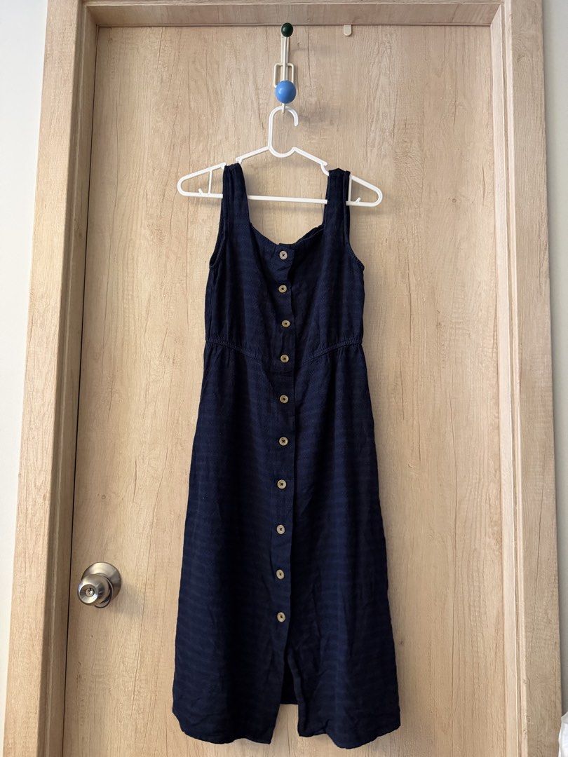 Mango / MNG Casual Navy Blue Button Front Midi Dress (Category: Dresses) located in Pasig City. Submitted by cheapfindsph (Listing ID 1457997156, Image 1). Description: - Navy blue MNG midi dress - Square neckline with button front detail - Elasticated waist for comfort - Textured fabric - Sleeveless design - Ideal for casual outings Size small can fit to semi medium what you see is what you get! pls manage ur expectations as these are used cloth