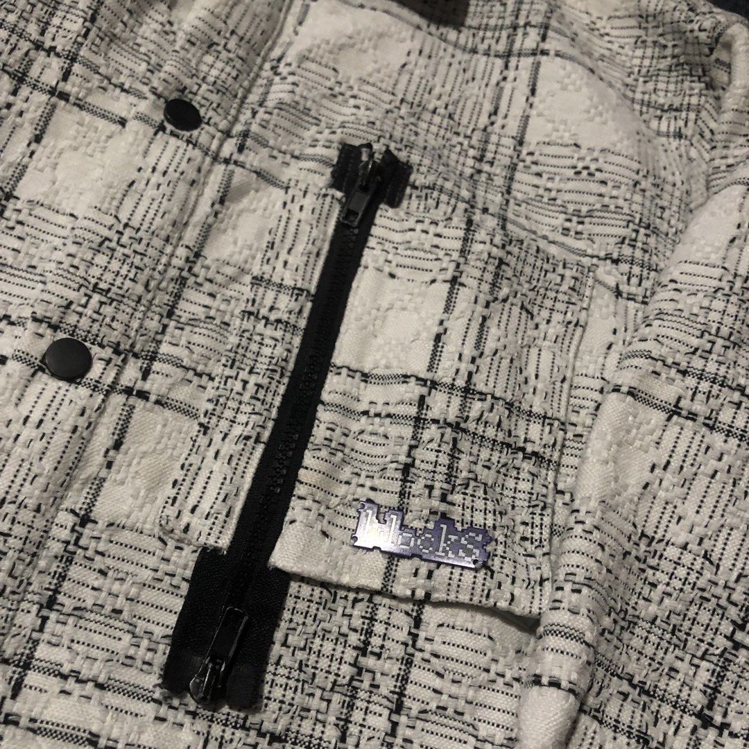 MANRROMEO (Category: Coats, Jackets and Outerwear) located in Dasmarinas. Submitted by johnlloydm99208 (Listing ID 1457982517, Image 3). Description: - Durable canvas material - Spacious interior - Classic and versatile design.