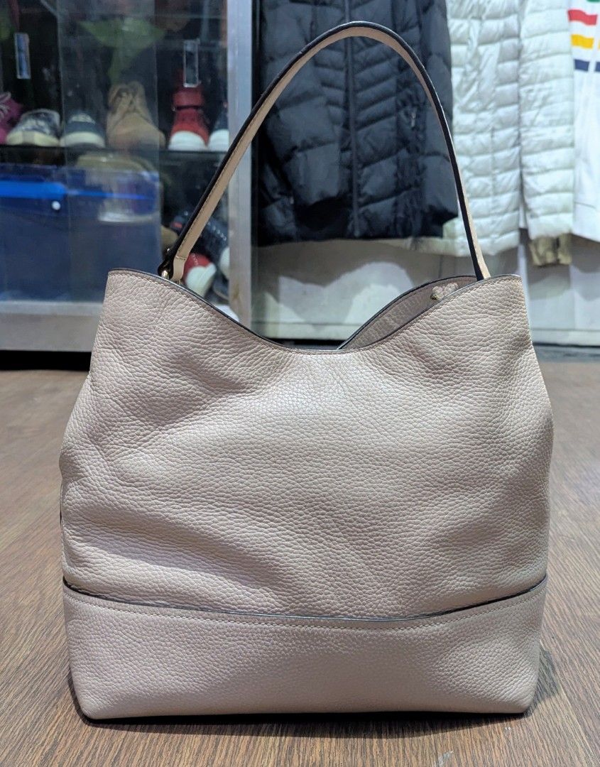 Michael Kors amy handbag (Category: Shoulder Bags) located in Baguio. Submitted by second_handchic (Listing ID 1457976009, Image 2). Description: authentic Michael Kors amy handbag in good condition color pink material soft leather Gold tone hardware see posted pictures for more details or DM for more information.