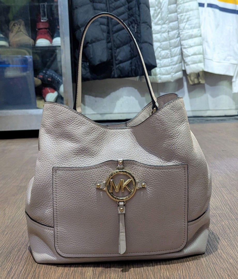 Michael Kors amy handbag (Category: Shoulder Bags) located in Baguio. Submitted by second_handchic (Listing ID 1457976009, Image 1). Description: authentic Michael Kors amy handbag in good condition color pink material soft leather Gold tone hardware see posted pictures for more details or DM for more information.