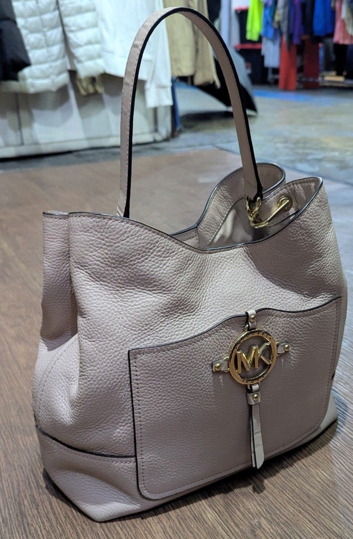 Michael Kors amy handbag (Category: Shoulder Bags) located in Baguio. Submitted by second_handchic (Listing ID 1457976009, Image 3). Description: authentic Michael Kors amy handbag in good condition color pink material soft leather Gold tone hardware see posted pictures for more details or DM for more information.