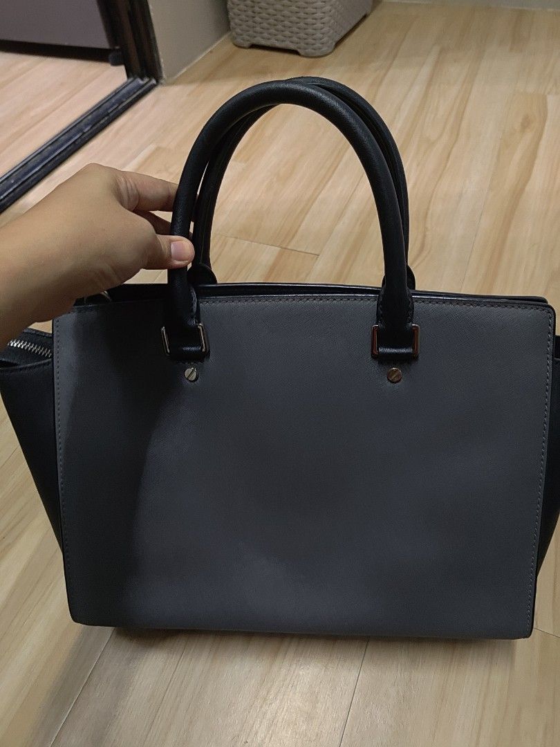 Michael Kors Grey Leather Tote Bag (Category: Luxury Bags & Wallets) located in Cagayan de Oro. Submitted by ps1030 (Listing ID 1457989653, Image 2). Description: - Authentic Michael Kors grey leather tote bag - Classic and timeless design - Comfortable top handles - Ample interior space for essentials - Ideal for work or everyday carry - Clean interior lining - Includes a detachable strap for versatile wear.