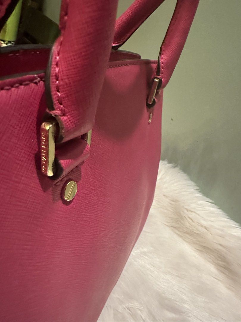 Michel Kors Selma bag (Category: Luxury Bags & Wallets) located in Paranaque City. Submitted by love1927 (Listing ID 1457948867, Image 3). Description: Up for grabs is my Mk Selma two way bag bought in the u s way back Kindly manage your expectations this is well used bags there are some flaws on the bag kindly check the photos With original sling.