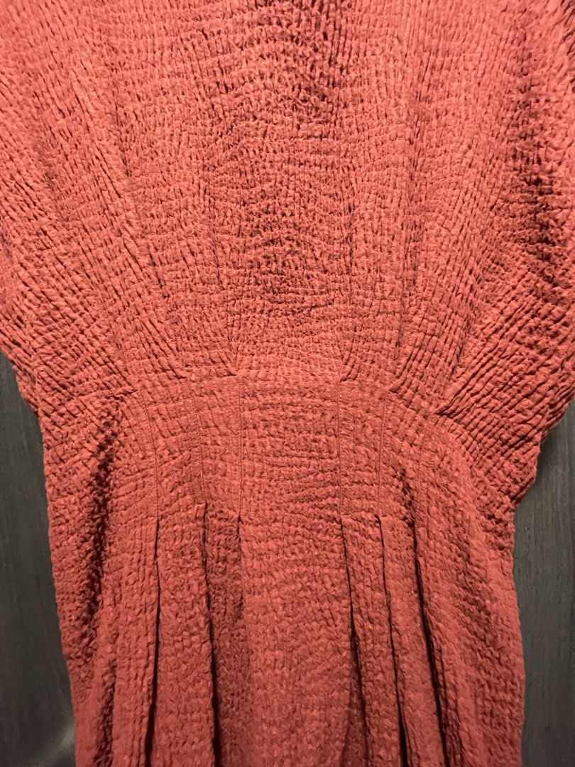 Natori Textured Midi Dress Size 12 (Category: Dresses) located in Makati City. Submitted by cm_preloved (Listing ID 1458017066, Image 3). Description: - Natori dress - retails for 38.5k php - Rust orange color - Textured fabric - Midi length - with pockets - Back zipper closure - Size 12 - fits med to XL - cinched waist detail - used only once - can be a casual dress or for the beach.