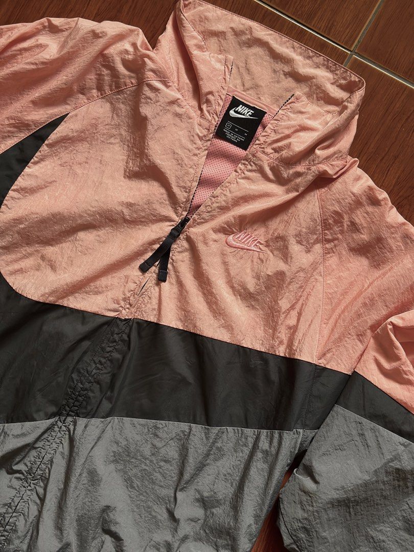 Nike Bigswoosh (Category: Coats, Jackets and Outerwear) located in Munoz. Submitted by dandz_ (Listing ID 1458067244, Image 3). Description: See last picture for issues Size medium on tag fits Large .