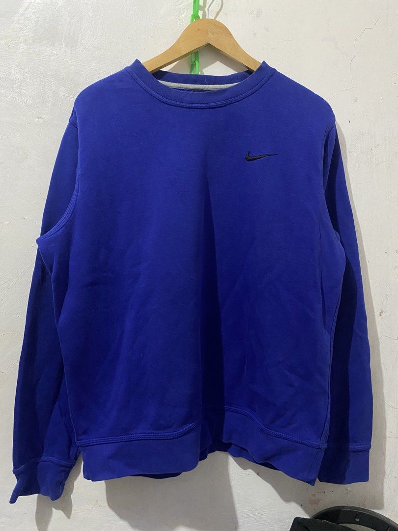 Nike Blue Crewneck Sweatshirt XL (Category: Coats, Jackets and Outerwear) located in Cavite. Submitted by caviteloots.ph (Listing ID 1457920547, Image 1). Description: - Blue Nike crewneck sweatshirt - Size: XL - Small black swoosh logo on chest - Material: Cotton and polyester blend - Made in China - Ideal for casual wear - 25 WIDTH 27 LENGTH - AS NEW CONDITION - NO ISSUE.