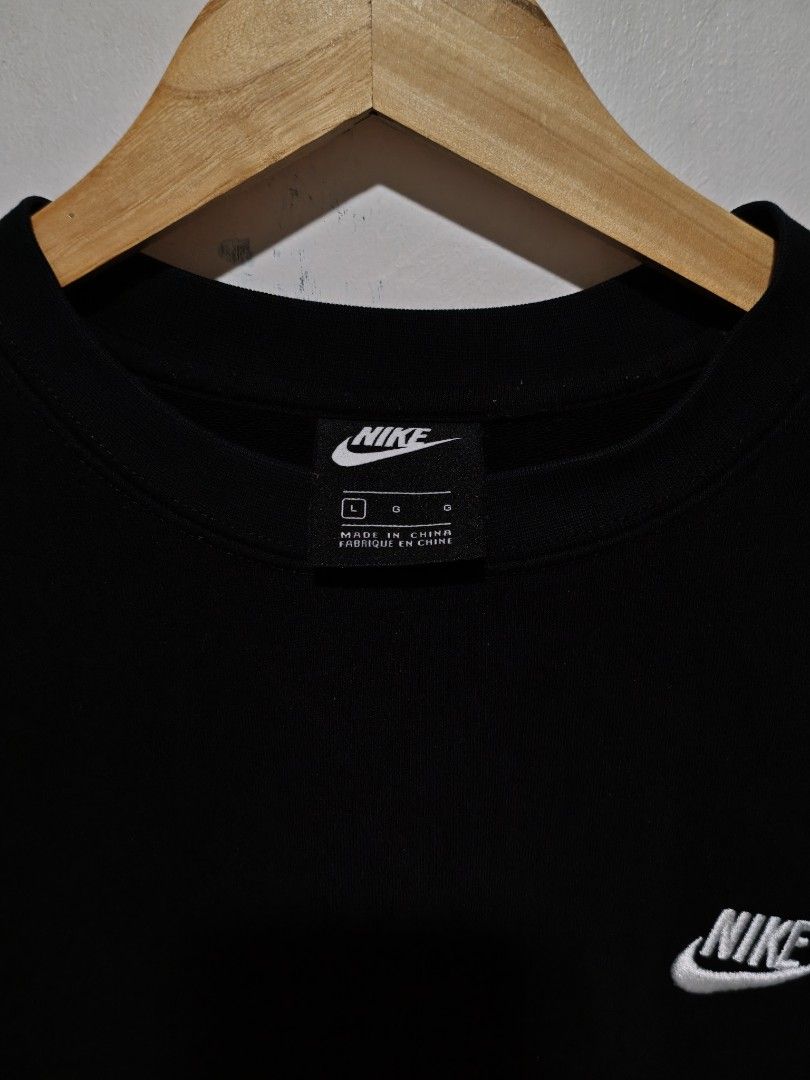 Nike Pull Over (Category: Coats, Jackets and Outerwear) located in Bacolod City. Submitted by offtocloset (Listing ID 1457995100, Image 3). Description: Size : Large 22.5 Width/ 25 Length Condition : As new bagong bago Issue: None Color rate : 9.9/10 Price : Nego Note: • Plus shipping ✅ •Courier J&T🚚 •Gcash Payment💵.