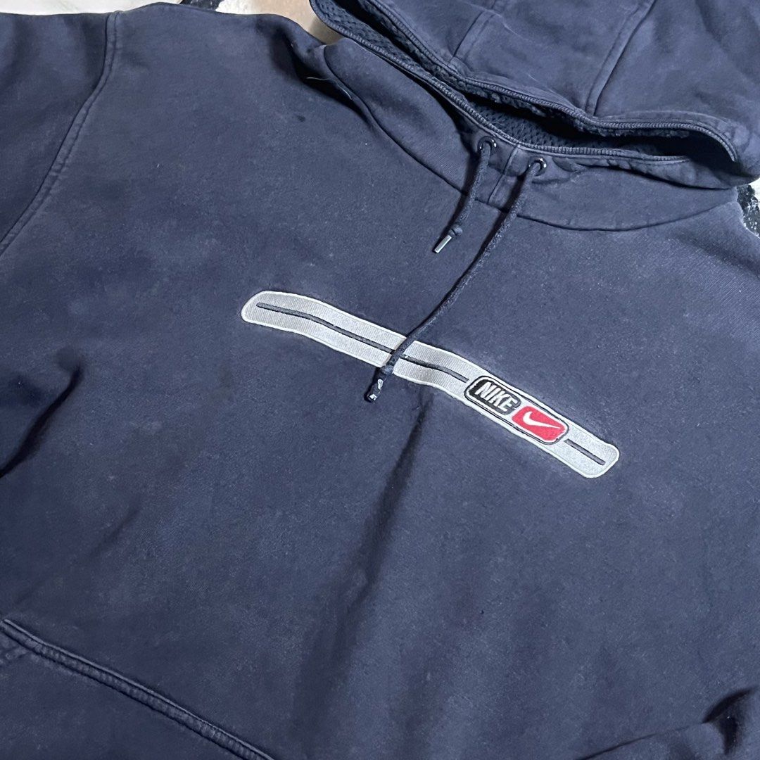 Nike y2k’s hoodie (Category: Hoodies) located in Naga. Submitted by noheadguy (Listing ID 1458072686, Image 2). Description: Nike 2000’s hoodie Excellent condition Color rate:9/10 Boxy fit 24x27 📍Camarines Sur, Naga City.