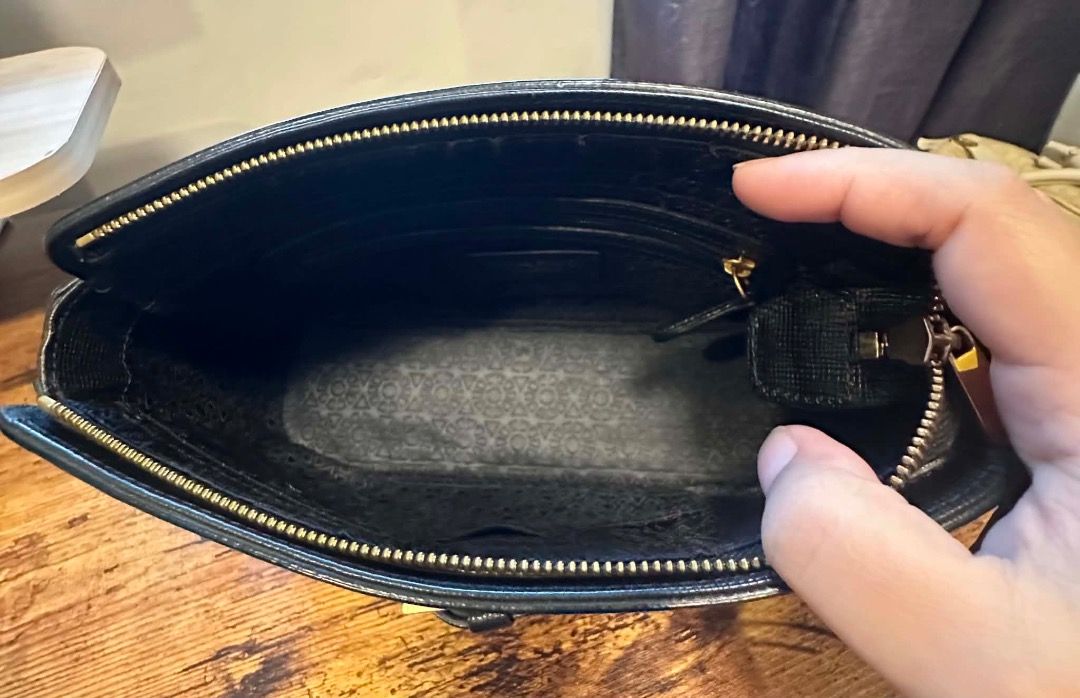 Nina Ricci Black Textured Sling (Category: Luxury Bags & Wallets) located in Albuera. Submitted by zaraofdammam09 (Listing ID 1458001588, Image 3). Description: - Authentic Nina Ricci - Clean interior.