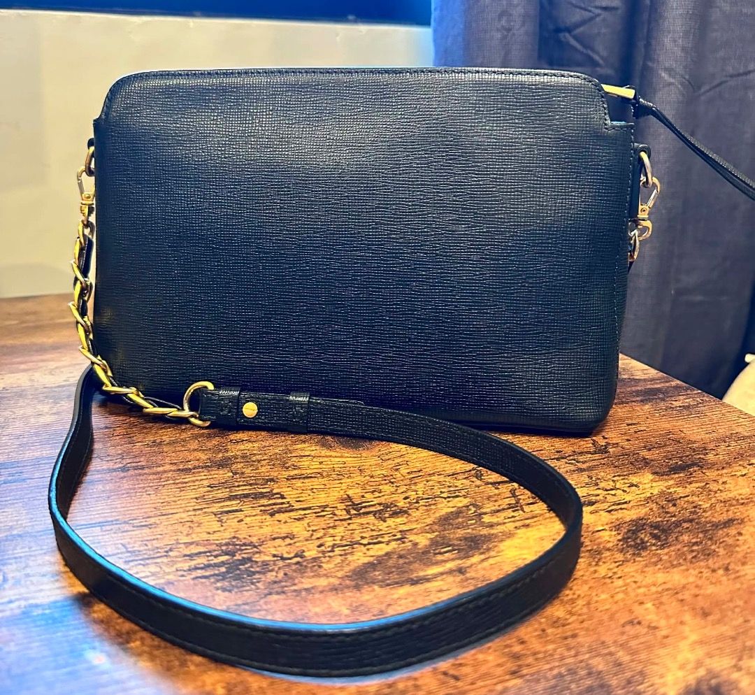Nina Ricci Black Textured Sling (Category: Luxury Bags & Wallets) located in Albuera. Submitted by zaraofdammam09 (Listing ID 1458001588, Image 2). Description: - Authentic Nina Ricci - Clean interior.