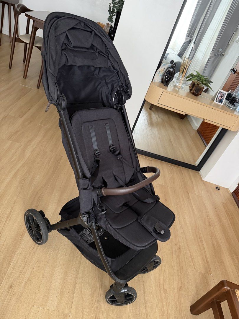 NUNA TRVL LX (Category: Strollers) located in Mandaluyong City. Submitted by Saleitem88 (Listing ID 1457953129, Image 1). Description: Weight: ~7.1 kg.Weight Capacity: Birth up to 22.7 kg (50 lbs).Width: 52 cm.Standout FeaturesOne-Hand Auto Fold: Folds itself into a compact, self-standing package with the simple push of a button.Newborn Capability: Features a near lie-flat recline (“shadow reel recline”) and adjustable calf support, allowing use 