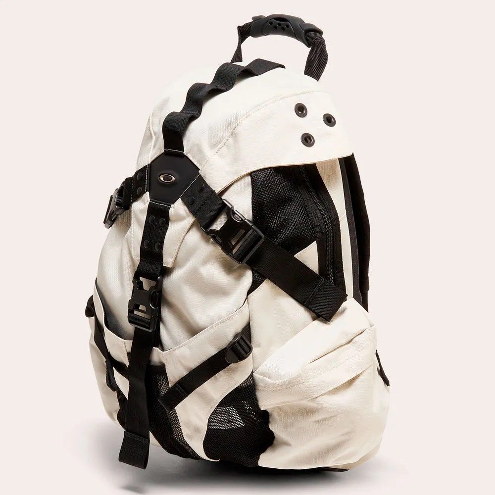 Oakley icon backpack 背囊 白色 （分類：背包）位於 Hong Kong。 由 happynicetrade 提交（商品編號 1458079693，圖片 2）。簡介： 只用過一次 發現不太適合所以賣出。