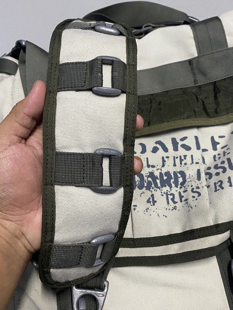 Oakley tactical field laptop bag (Category: Laptops & Notebooks) located in Manila. Submitted by sixtiessourzzz (Listing ID 1458024359, Image 3). Description: Excellent condi Sign of usage Color rate 8/10.
