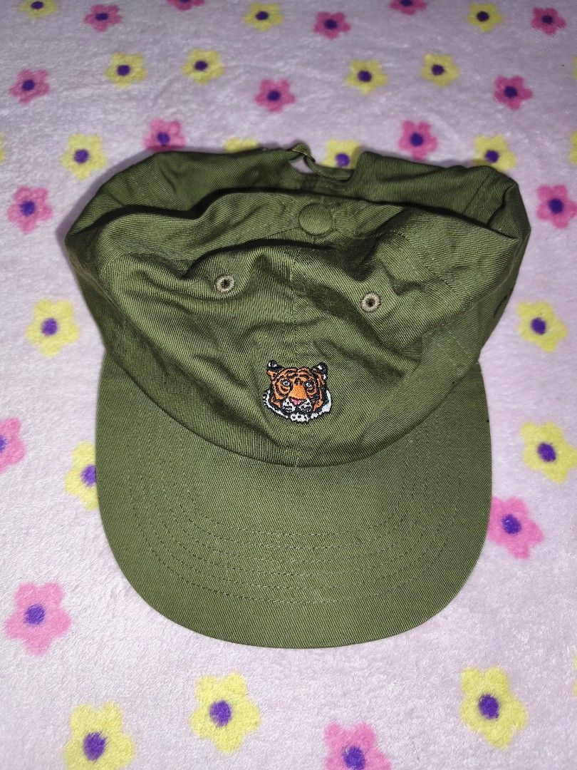Olive Green Baseball Cap with Tiger Embroidery (Category: Caps & Hats) located in Bulacan. Submitted by THA_D_THRIFT (Listing ID 1458072537, Image 1). Description: - Olive green baseball cap - Features a small embroidered tiger face on the front - Adjustable strap with a metal buckle at the back - Uniqlo-inspired design - Ideal for everyday casual wear 650 + SF.