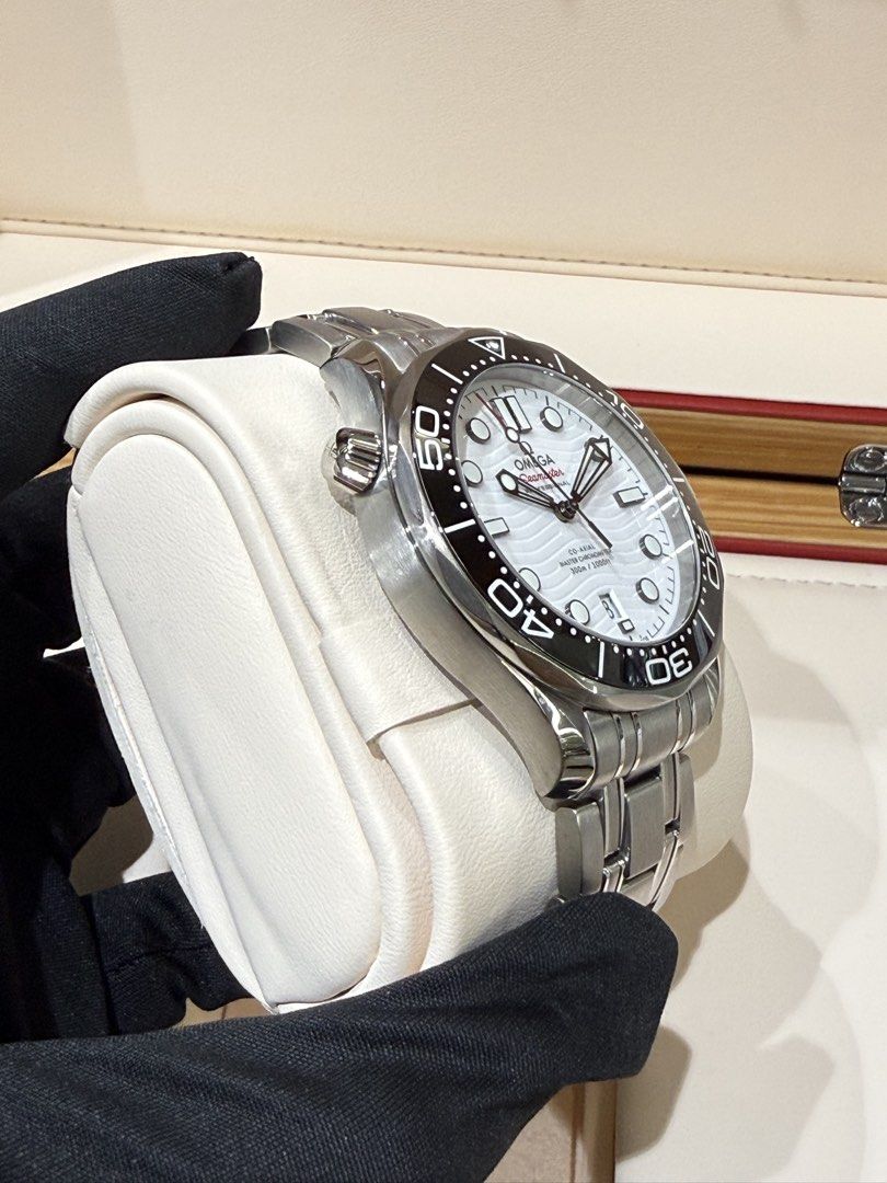 Omega Seamaster Diver 300 (Category: Luxury Watches) located in Quezon City. Submitted by lhady08meh (Listing ID 1457918651, Image 2). Description: - Omega Seamaster Diver 300M - 210.30.42.20.004.001 - Automatic - white dial - year 2023 - complete box and papers .