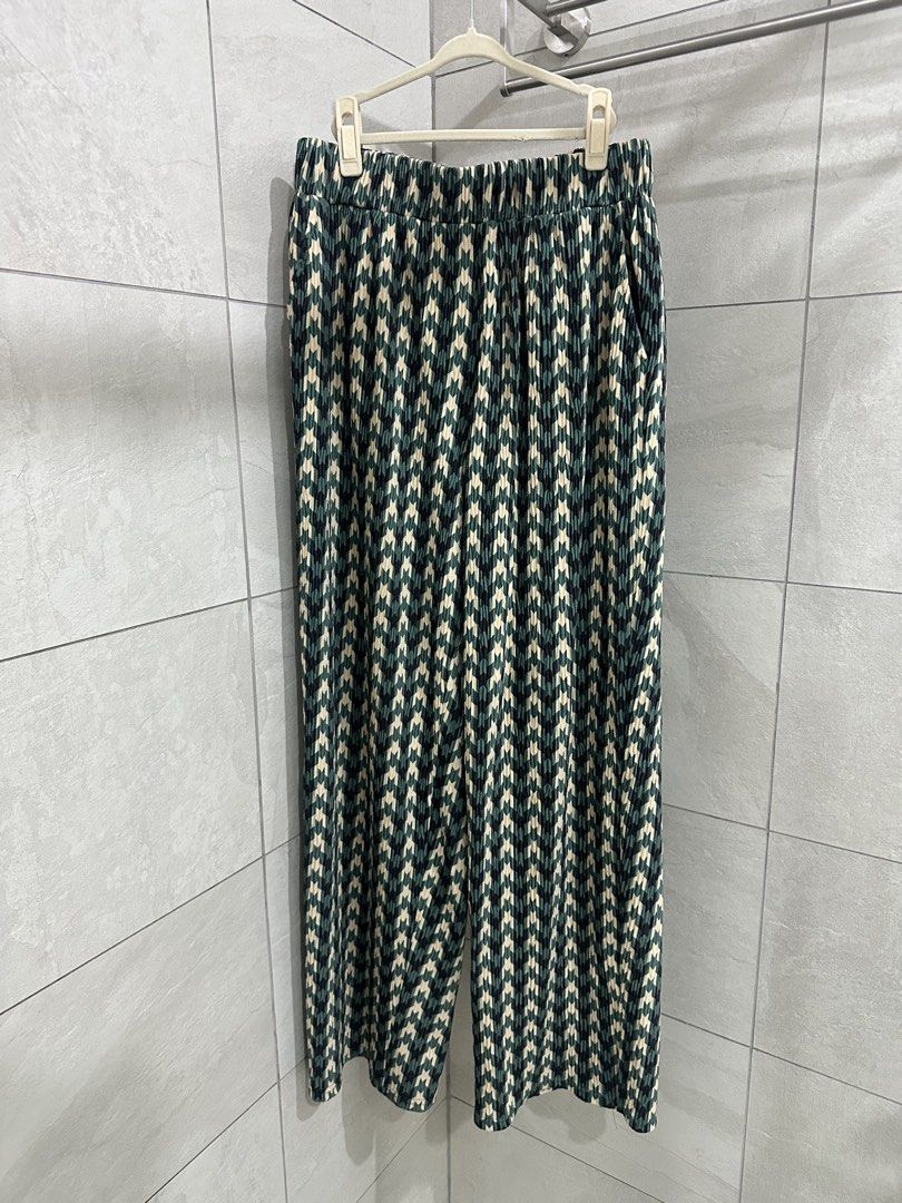 Pleated Wide Leg Pants - Green Geometric Pattern (Category: Other Bottoms) located in Manila. Submitted by serellepityjm (Listing ID 1457925731, Image 1). Description: - Chic wide-leg pleated pants - Eye-catching green and cream geometric print - Comfortable elastic waistband - Convenient side pockets - Versatile for casual outings or dressing up - Easy to pair with various tops and sneakers.