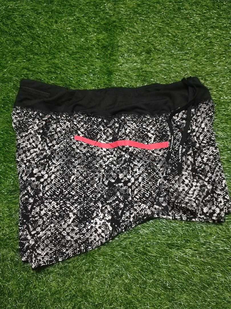 PUMA BLAST GRAPHIC RUNNING SPLIT SHORT (Category: Activewear) located in Cebu City. Submitted by deadjay84 (Listing ID 1457959153, Image 3). Description: PUMA BLAST GRAPHIC RUNNING SPLIT SHORT - Medium on tag - fits 28-30 - Split type shorts - Stylish black and white snake print design - Pink accent detail on the side - Elastic waistband with drawstring for adjustable fit - Convenient small zippered pocket at the back - Built-in liner for comfort