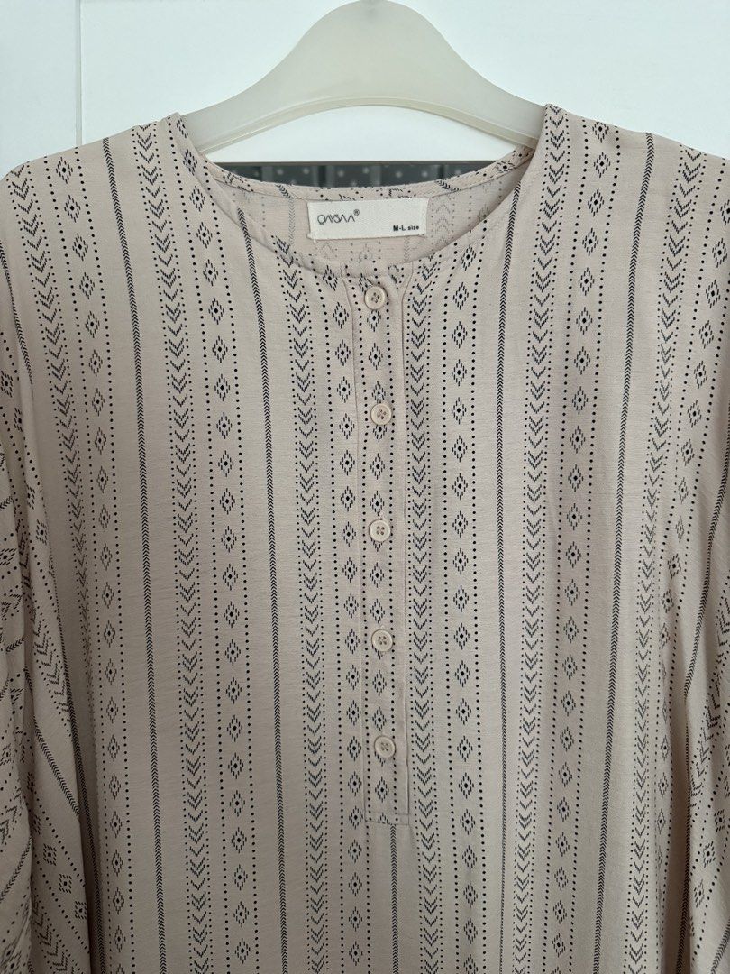 Qaysaa tunic (Category: Tops) located in Seremban. Submitted by ejcloset19 (Listing ID 1457950607, Image 2). Description: Bahu 17 1/2” Lilit Dd 46” Labuh 51” Hidden poket kiri kanan .