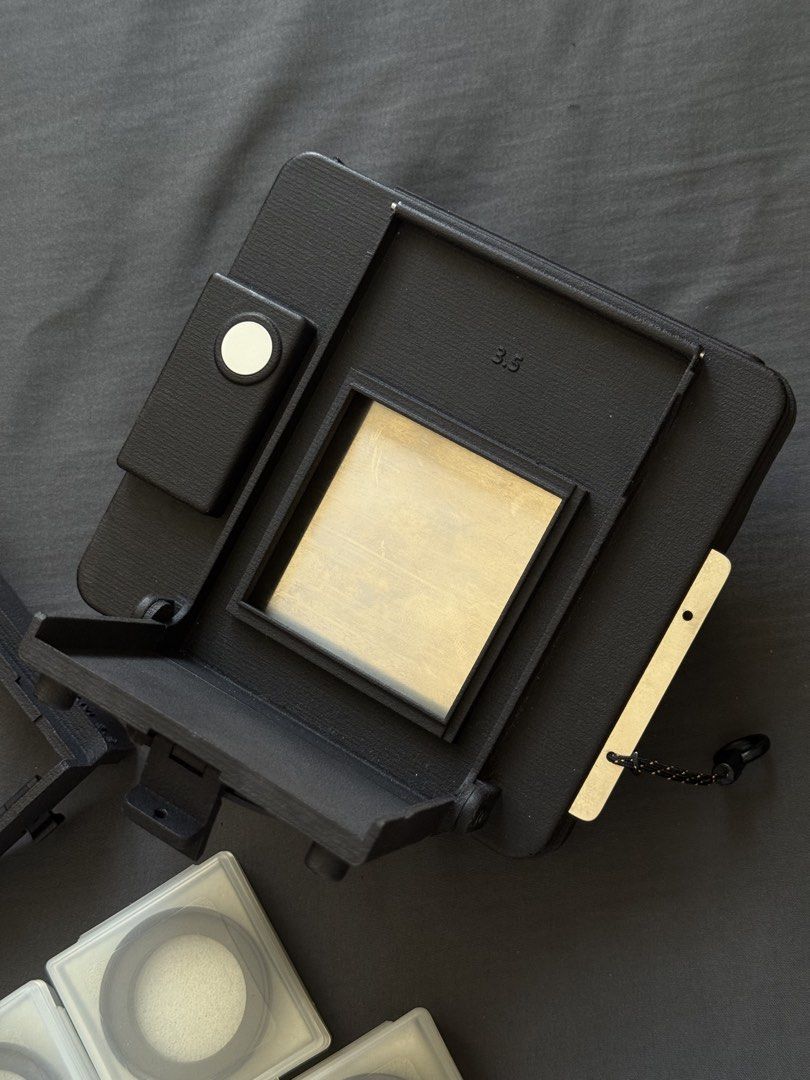 Rolleiflex 用即影即有instax square機背 （分類：相機）位於 Hong Kong。 由 firstsnaphk 提交（商品編號 1457945378，圖片 2）。簡介： Rolleiflex 專用即影即有機背 拍instax Square 菲林 適用於後期可換背3.5 機型( T,3.5F…) 包Bay 1 ,Bay 2 轉接環 所有配件齊全 爽快送顏色Filter set 。