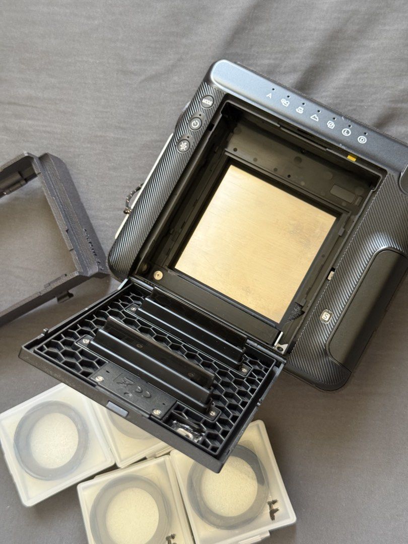 Rolleiflex 用即影即有instax square機背 （分類：相機）位於 Hong Kong。 由 firstsnaphk 提交（商品編號 1457945378，圖片 3）。簡介： Rolleiflex 專用即影即有機背 拍instax Square 菲林 適用於後期可換背3.5 機型( T,3.5F…) 包Bay 1 ,Bay 2 轉接環 所有配件齊全 爽快送顏色Filter set 。