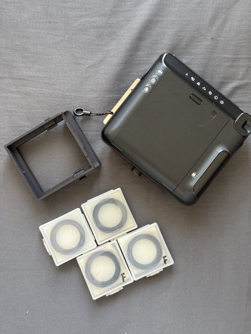 Rolleiflex 用即影即有instax square機背 （分類：相機）位於 Hong Kong。 由 firstsnaphk 提交（商品編號 1457945378，圖片 1）。簡介： Rolleiflex 專用即影即有機背 拍instax Square 菲林 適用於後期可換背3.5 機型( T,3.5F…) 包Bay 1 ,Bay 2 轉接環 所有配件齊全 爽快送顏色Filter set 。