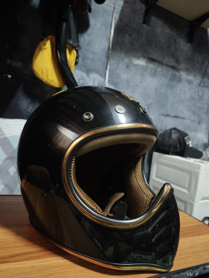 Royal H01 Gloss Black (visor included) (Category: Helmets and other Riding Gears) located in Pasig City. Submitted by dmn8_ (Listing ID 1457953009, Image 3). Description: Royal H01 (Gold Plated Lining) Color: Gloss Black Size: XL DOT and ICC certified almost new - 1month or almost a month of usage slight dents (u'll see it on the pic) reason for sale: di na nagagamit - need funds as well.