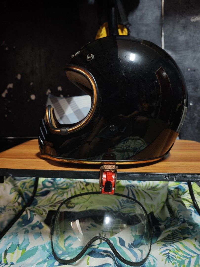 Royal H01 Gloss Black (visor included) (Category: Helmets and other Riding Gears) located in Pasig City. Submitted by dmn8_ (Listing ID 1457953009, Image 2). Description: Royal H01 (Gold Plated Lining) Color: Gloss Black Size: XL DOT and ICC certified almost new - 1month or almost a month of usage slight dents (u'll see it on the pic) reason for sale: di na nagagamit - need funds as well.