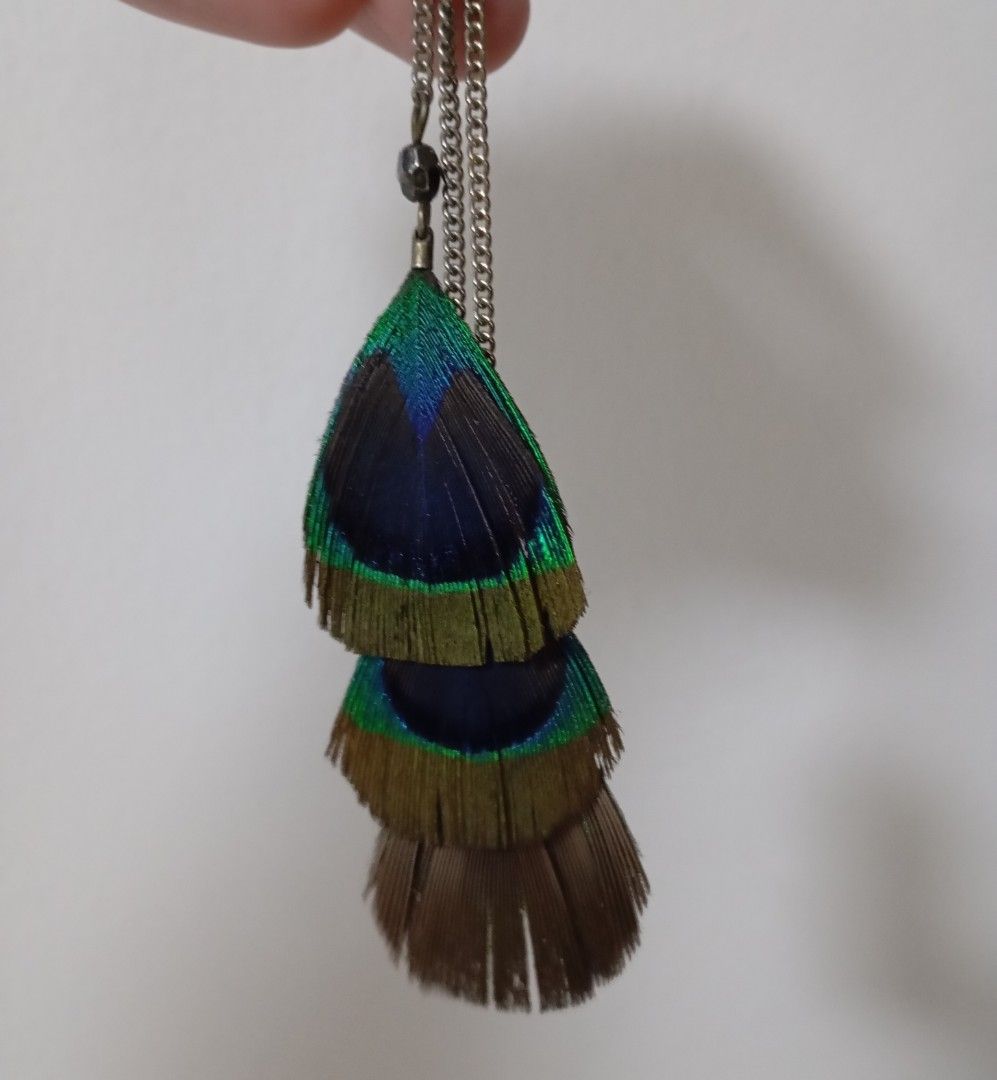 SALE: F21 EARRINGS (Category: Earrings) located in Makati City. Submitted by fr_lll (Listing ID 1458053877, Image 3). Description: SALE: F21 EARRINGS F21 Earrings Brand : F21 Condition : Used 2x only. One dangling feather drop tore off, else pair is in good wearable condition. *No packaging included. Selling for Php 39 only Delivery via Grab Express, Lalamove. SF for the account of the buyer. Pick up from Salcedo Village Makati City Item will be 