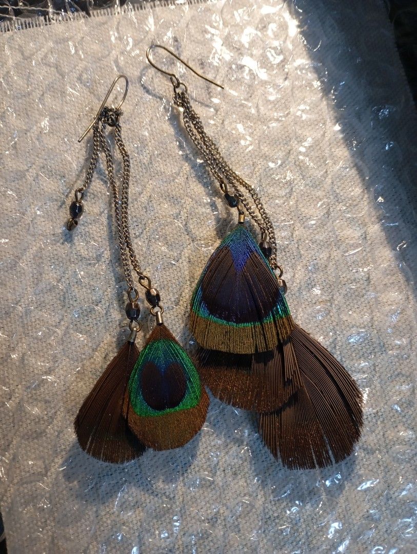 SALE: F21 EARRINGS (Category: Earrings) located in Makati City. Submitted by fr_lll (Listing ID 1458053877, Image 1). Description: SALE: F21 EARRINGS F21 Earrings Brand : F21 Condition : Used 2x only. One dangling feather drop tore off, else pair is in good wearable condition. *No packaging included. Selling for Php 39 only Delivery via Grab Express, Lalamove. SF for the account of the buyer. Pick up from Salcedo Village Makati City Item will be 