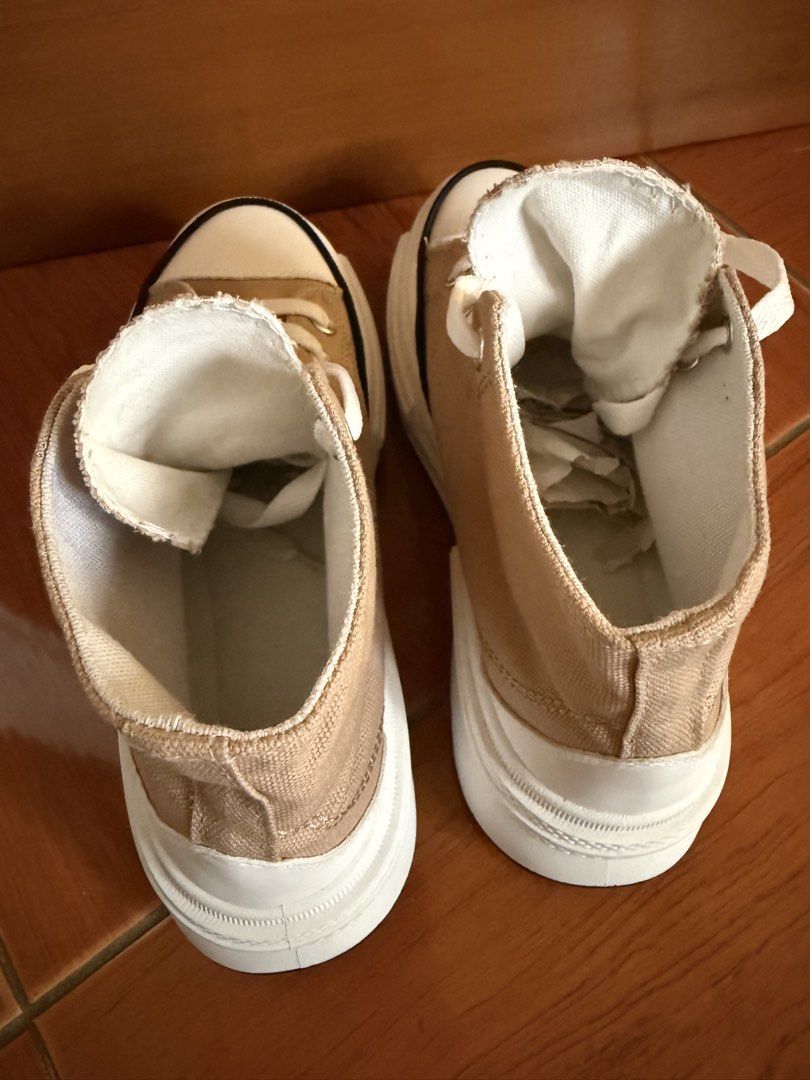 Shoes (Category: Sneakers) located in Davao. Submitted by mkmbaguio (Listing ID 1458086196, Image 3). Description: Size 37.