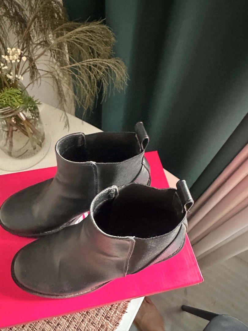 SoFab Womens Black boots (Category: Boots) located in Manila. Submitted by j.closet_ (Listing ID 1458065745, Image 3). Description: Brand New RFS: doesn't fit anymore.