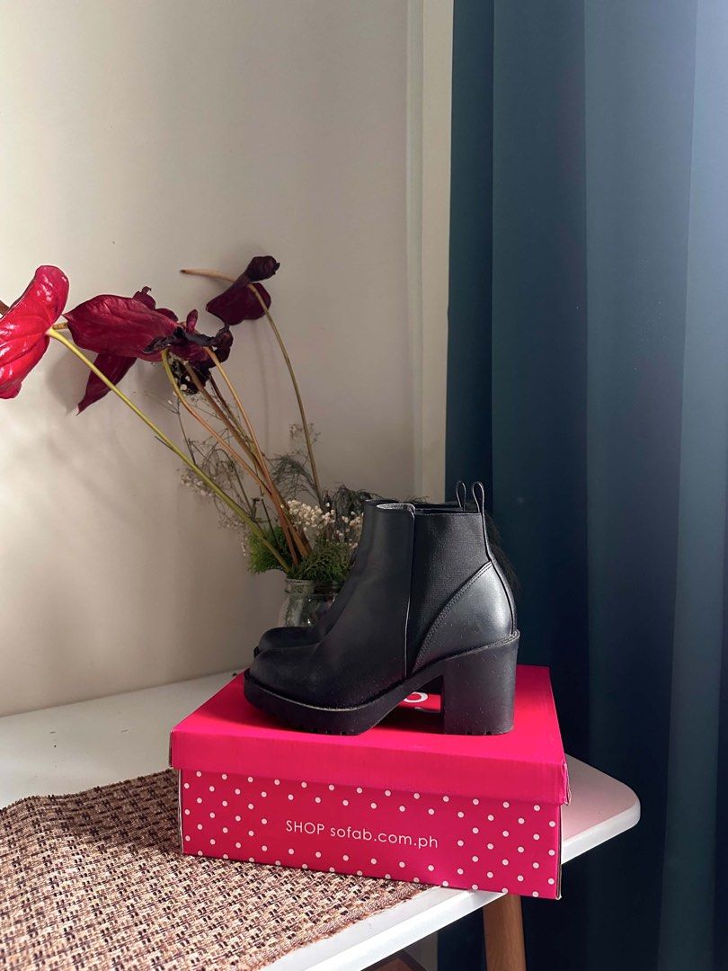 SoFab Womens Black boots (Category: Boots) located in Manila. Submitted by j.closet_ (Listing ID 1458065745, Image 1). Description: Brand New RFS: doesn't fit anymore.