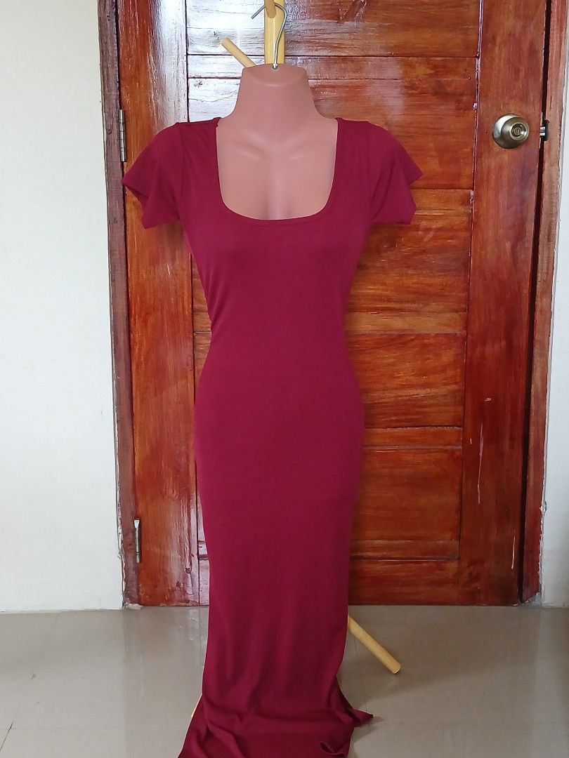 Solid Burgundy, Form-Fitting Bodycon Maxi Dress (Category: Dresses) located in Angadanan. Submitted by thriftby.cla (Listing ID 1457936219, Image 1). Description: MEDIDA SIZING!!! Size: XS - Small | 34 bust ~•~ 📍Angadanan, Isabela | Luzon Area.