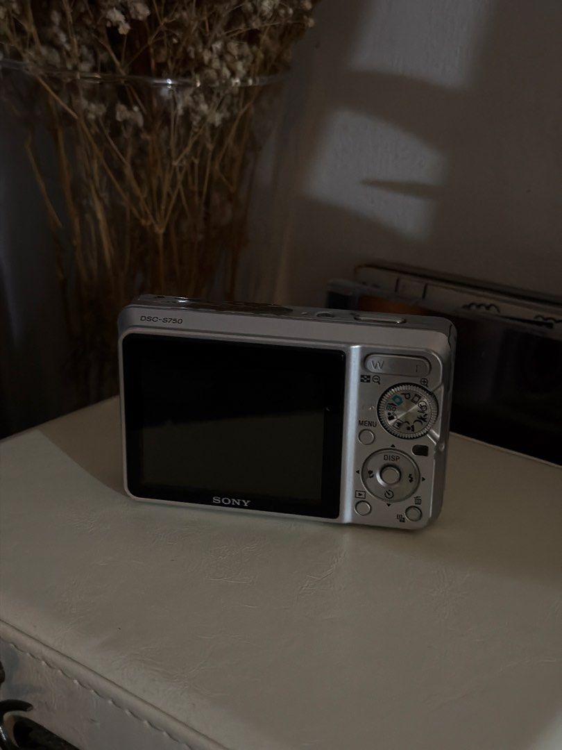 Sony Cyber-shot DSC-S750 7.2 MP Digital Camera (Category: Cameras) located in Makati City. Submitted by sophiamaaay (Listing ID 1458040403, Image 3). Description: - Silver Sony Cyber-shot DSC-S750 Digital Camera - 7.2 Megapixel resolution - Screen is working perfectly - Ideal for casual, everyday photography - Includes camera (battery is new also) + charger .