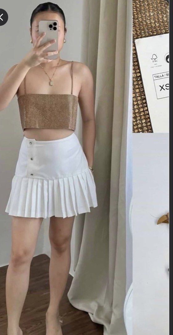 Sparkly Gold Square Neck Crop Top (Category: Sleeveless) located in Pasig City. Submitted by lmbasa (Listing ID 1457988537, Image 1). Description: - Gold sparkly crop top - Thin straps - Square neckline - Hook and eye closure at the back - Ideal for parties and nights out - Versatile: pair with skirts or high-waisted pants.