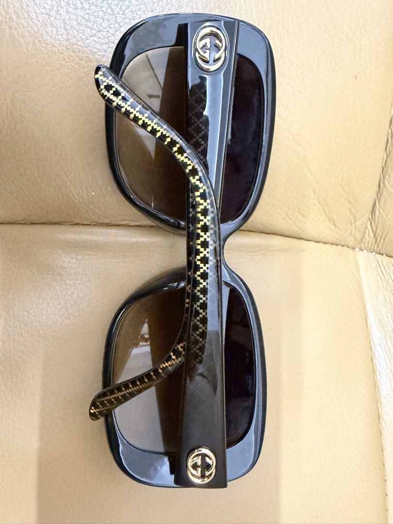 Sunglasses （分類：眼鏡）位於 Hong Kong。 由 a666798 提交（商品編號 1457980708，圖片 6）。簡介： 好少用 好新淨，長期擺喺個盒度。